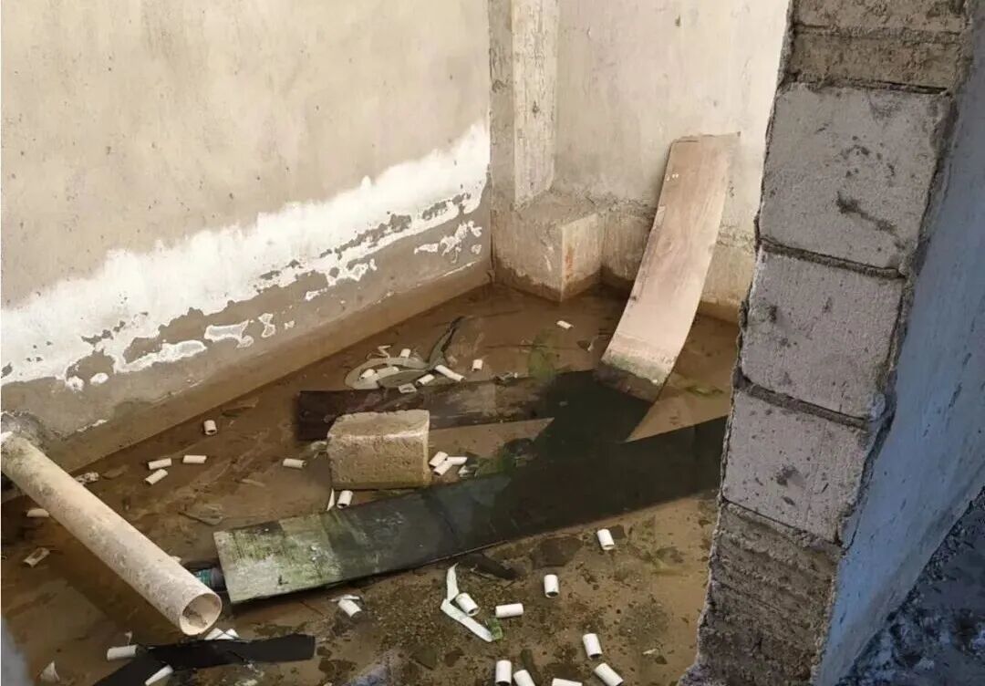 开发商“突击竣工”后,邱云购买的房屋存在严重的漏水问题 图|受访者提供