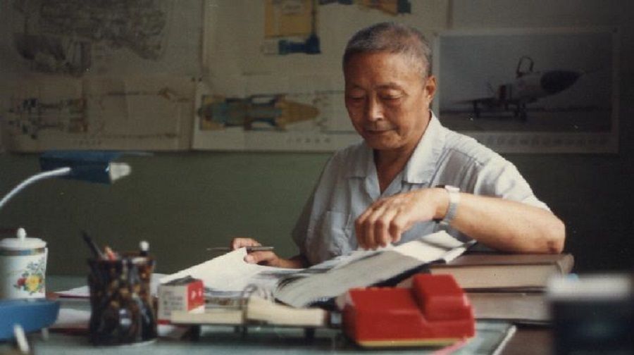 “中國航空發(fā)動機之父”吳大觀在工作中（資料照片）,。新華社發(fā)