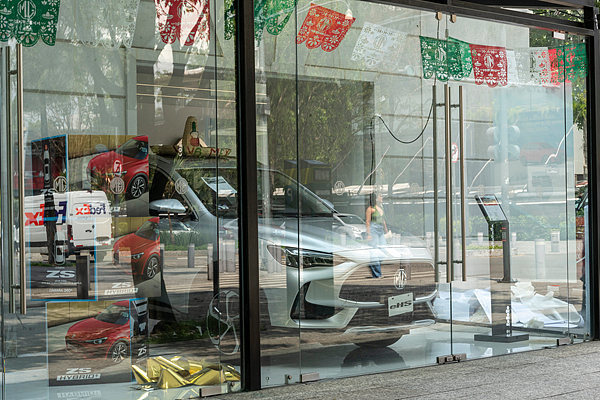墨西哥墨西哥城,一家经销商处展示的MG名爵汽车公司EHS插电式混合动力(PHEV)紧凑型运动型多用途车(SUV)