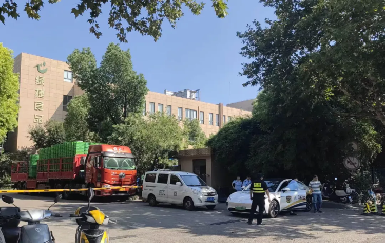 上海綠捷公司門口 / 圖源:上海法制報