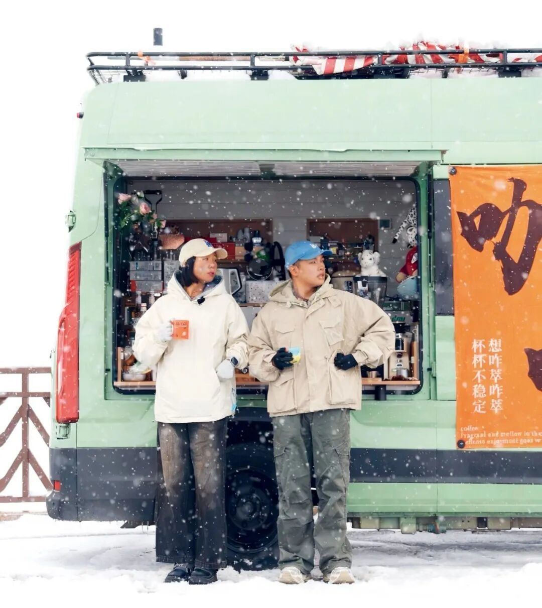 玖陆(左)和玖柒与自家的咖啡摊 图/受访者提供