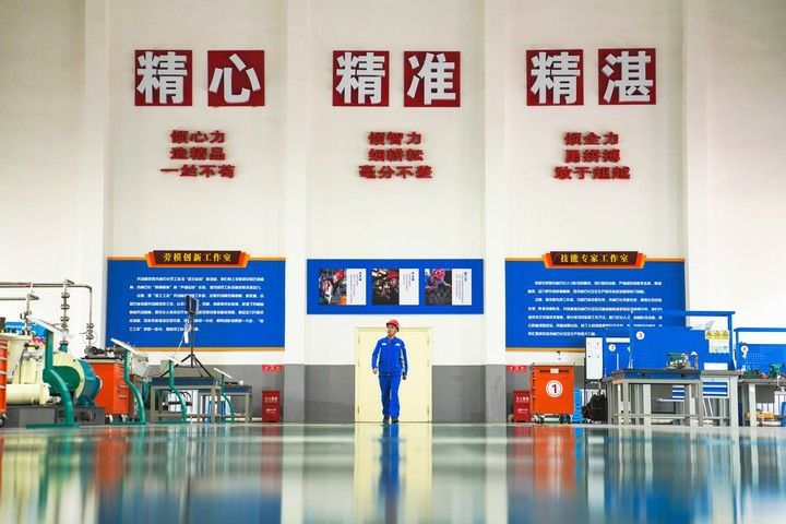 崔岩在中国石油吉林石化公司生产车间。新华社记者 许畅 摄