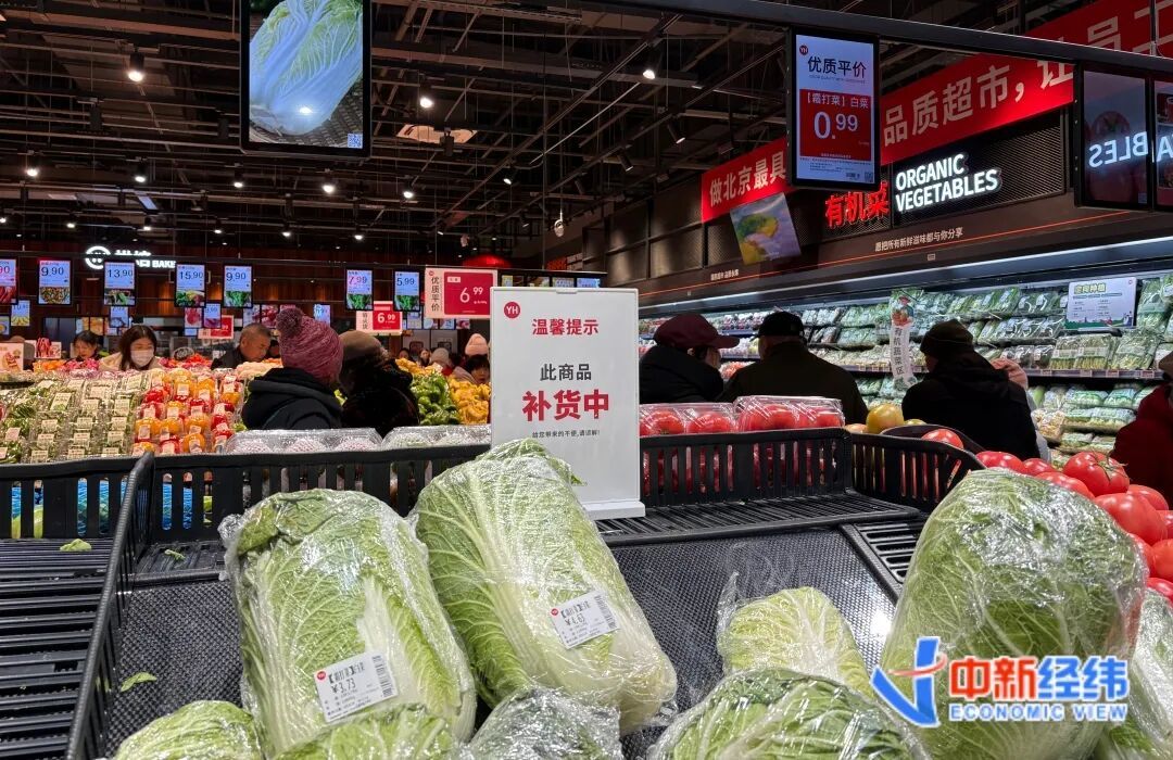 北京市通州区某连锁超市内售卖的白菜 中新经纬闫淑鑫摄