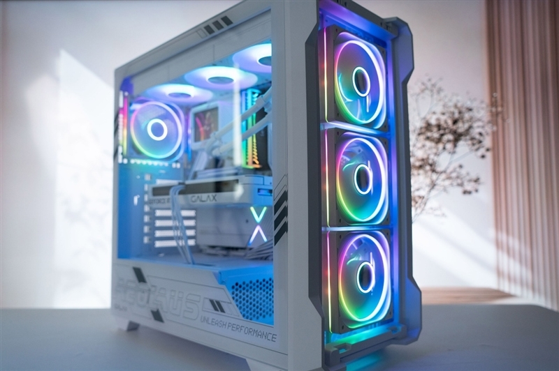 影驰RTX 5060 Ti金属大师白金版16GB MAX OC评测:DLSS 4加持4K游戏轻松流畅 纯白设计完美匹配影驰全家桶