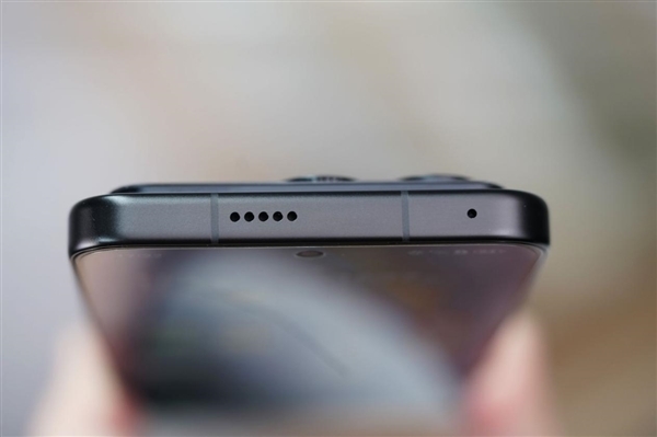 10000mAh巨无霸电池仅2599元起!荣耀WIN RT图赏