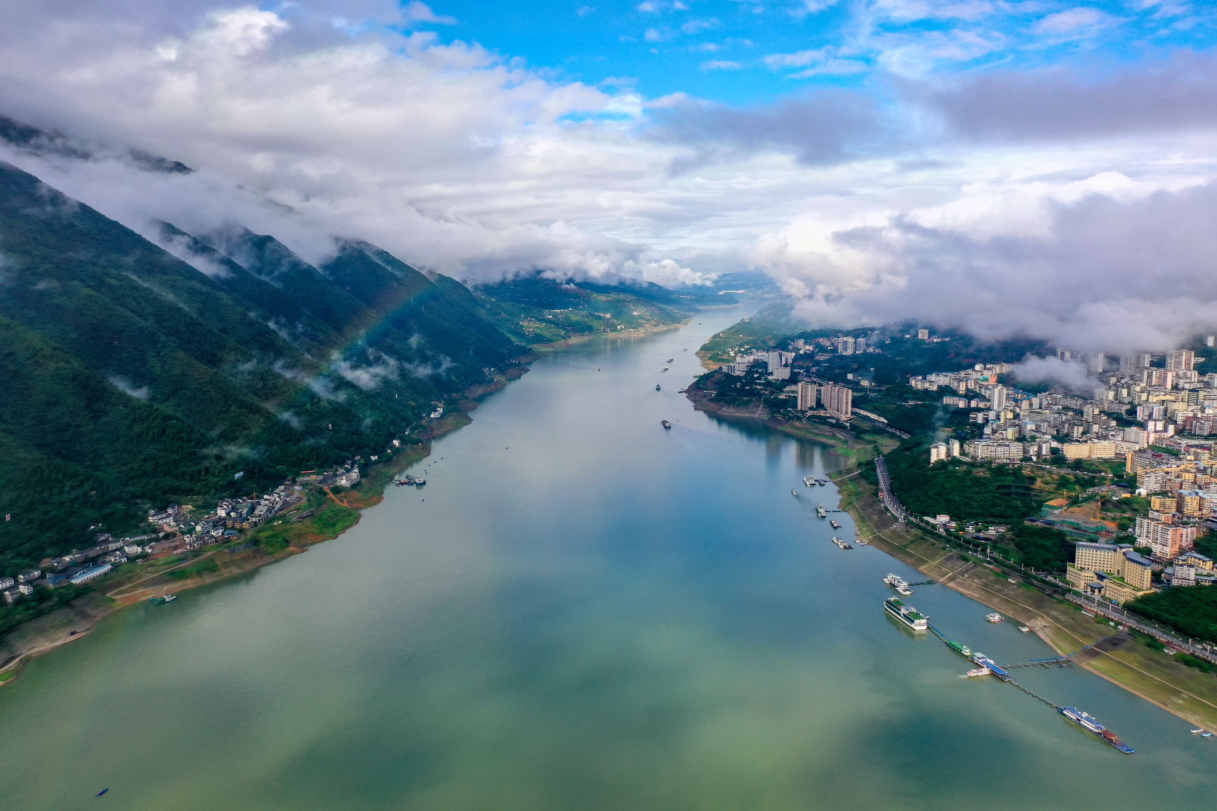 这是2023年6月30日在重庆市巫山县拍摄的长江巫山段一带景色(无人机照片)。新华社记者 黄伟 摄