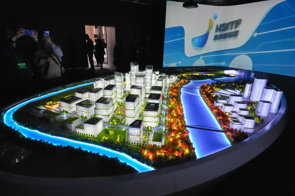 12月22日,媒体记者在河套深港科技创新合作区香港园区开园典礼后拍摄沙盘。新华社记者 朱炜 摄