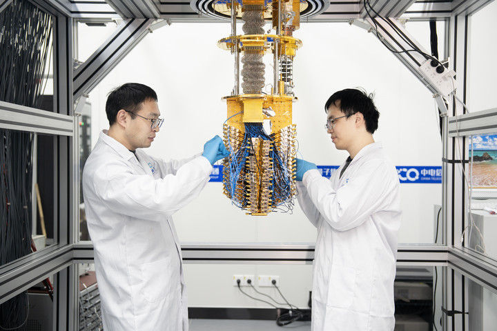 中電信量子集團(tuán)研發(fā)人員正在調(diào)試“天衍-504”超導(dǎo)量子計算機(jī),。（中電信量子集團(tuán)供圖）