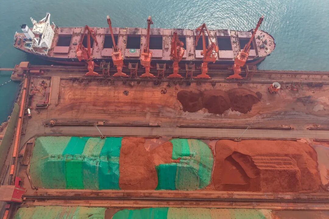 2025年9月29日,山東青島港,人民鐵礦石裝卸碼頭正在緊張作業。幣計背后
