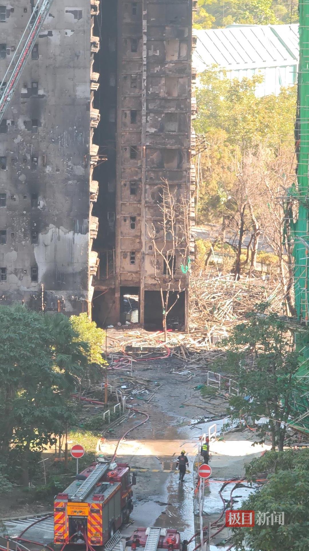 香港起火大楼楼体焦黑,棚网几乎被烧光