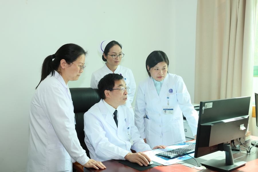 赵东宝教授(中)、高洁教授(右一)和团队开展工作