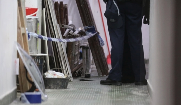 涉案单位地上遗留有一把涉案菜刀。图源:香港文汇网