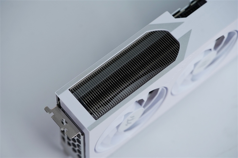 影驰GeForce RTX 5080圣刃OC显卡评测:小尺寸高性能 高端玩家完美之选