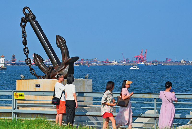 游客在秦皇岛西港花园游览（ 2023 年 8 月 10 日摄）李铎摄