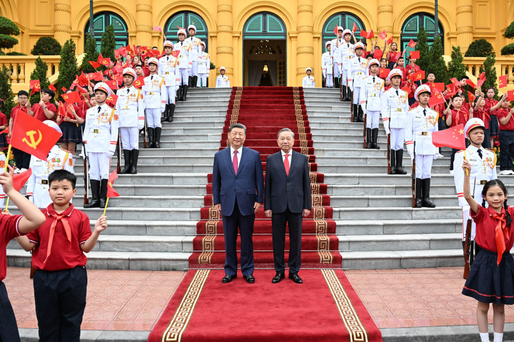 4月14日，中共中央总书记、国家主席习近平抵达河内对越南进行国事访问。当日下午，越共中央总书记苏林为习近平举行隆重欢迎仪式。这是习近平和苏林在欢迎仪式上合影。新华社记者 李学仁 摄