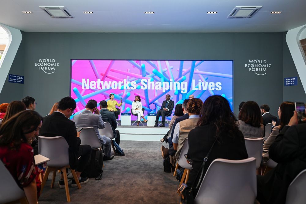 6月24日,在国家会展中心(天津),参会嘉宾在前瞻空间“如何让科技触手可及”分论坛现场交流。新华社记者赵子硕摄