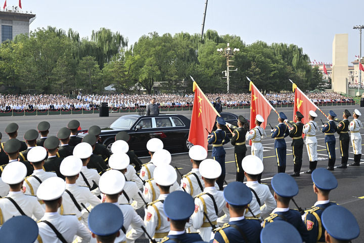 9月3日,纪念中国人民抗日战争暨世界反法西斯战争胜利80周年大会在北京天安门广场隆重举行。中共中央总书记、国家主席、中央军委主席习近平发表重要讲话并检阅受阅部队。这是习近平乘车行进至党旗、国旗、军旗前,向旗帜行注目礼。新华社记者 殷博古 摄
