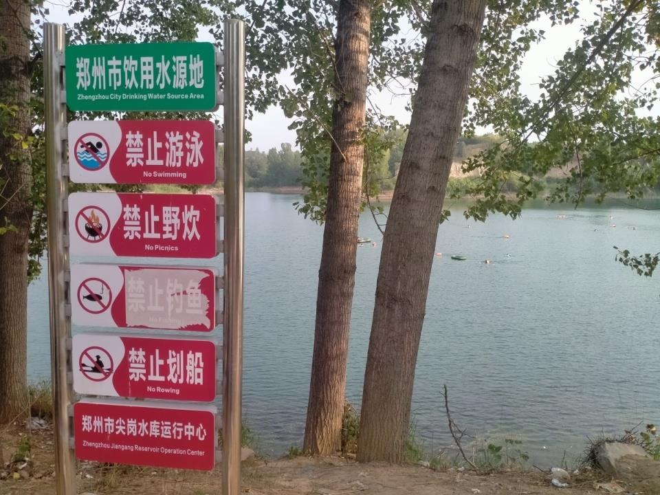 水库附近就有警示标语 来源：大河报