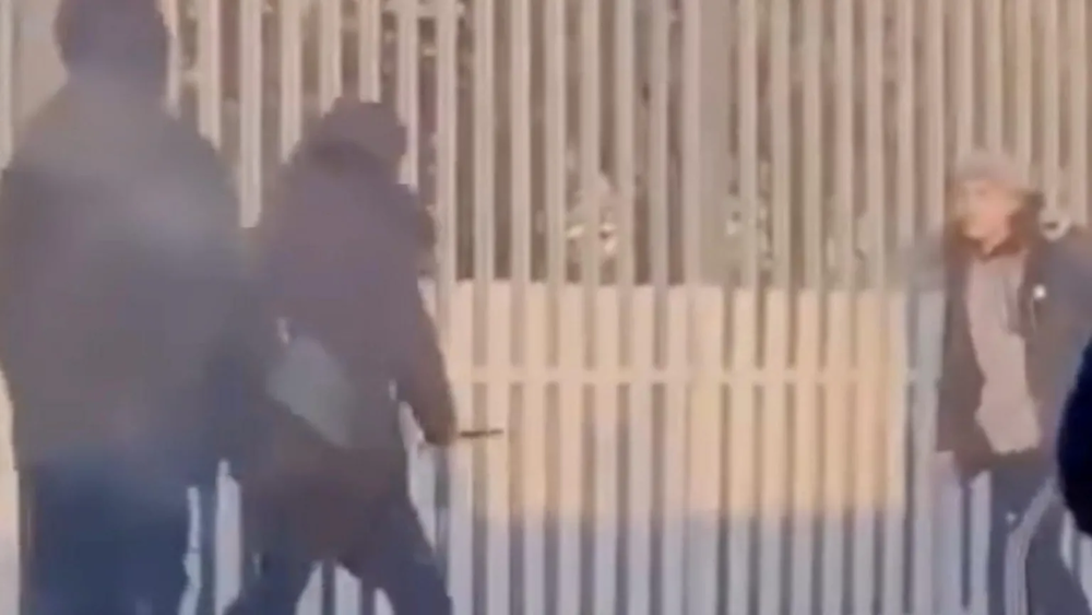 2025年3月,兩群英國青少年在昆斯伯里地鐵站持刀斗毆