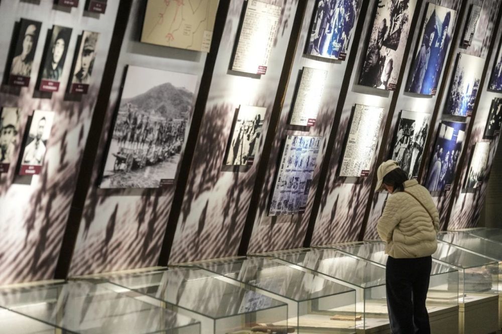 参观者在辽沈战役纪念馆内参观（4月1日摄）。辽沈战役纪念馆收藏了穆青同志采写的《东北抗日联军斗争史略》。新华社记者潘昱龙摄