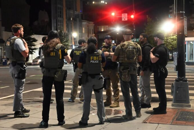 当地时间10日，美国联邦调查局（FBI）和大都会警察局人员在华盛顿特区巡逻。图源：美媒