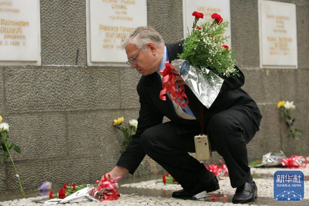 2005年9月5日,在武汉解放公园的苏联空军志愿队烈士墓,一位苏联援华飞行员遗属为烈士墓献花,向为中国抗战牺牲的苏联英雄们致敬。