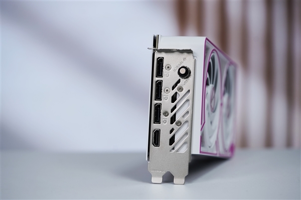 七彩虹iGame RTX 5060 Ti Ultra W DUO 16GB OC显卡图赏