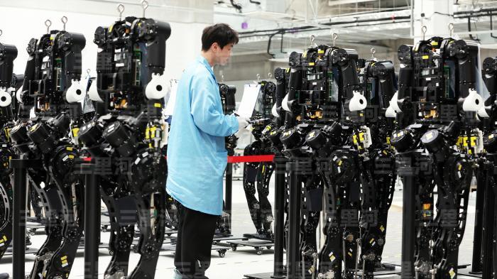 上海首座人形机器人量产工厂，工程师在调试人形机器人。图/中新社记者 汤彦俊 摄