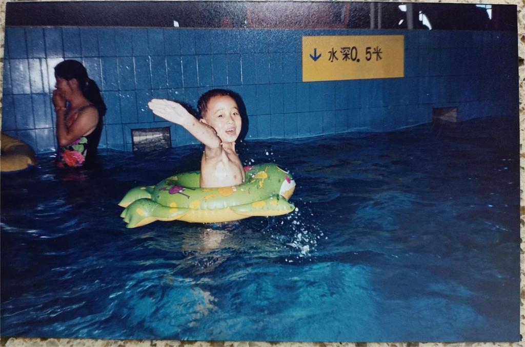 于志瀛小时候在泳池。