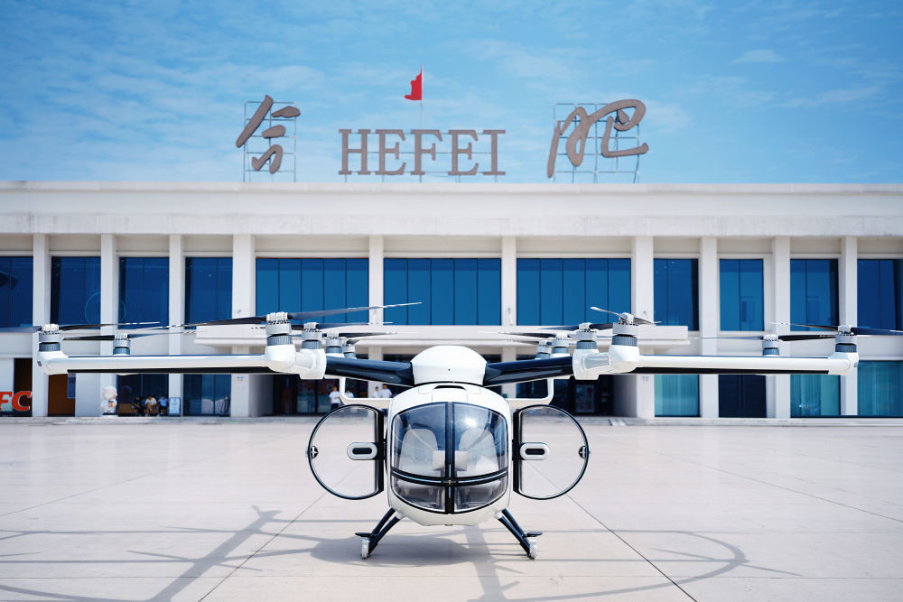 零重力eVTOL“鹊飞”在合肥骆岗公园航站楼前做试飞准备。新华社发