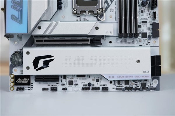 波普艺术高颜值!七彩虹iGame B860M Ultra V20主板图赏