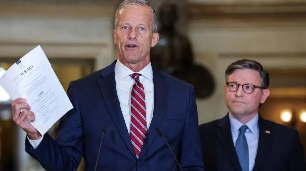 ▲参议院共和党领袖约翰•图恩(左一)