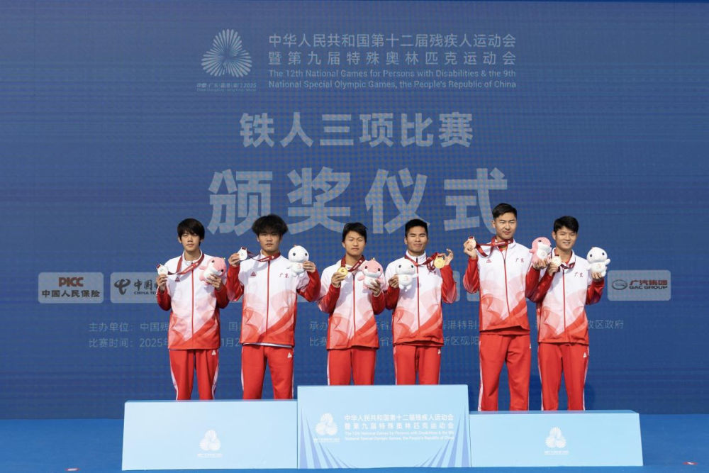 ↑石金飞（左四）与杨奥富（左三）获得金牌