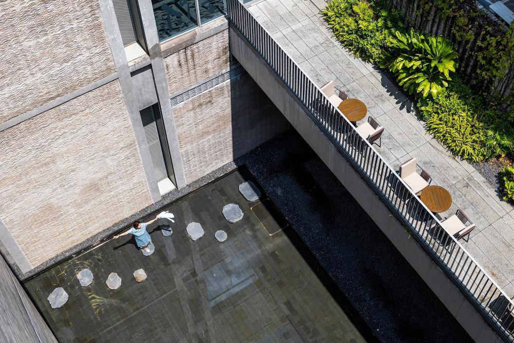 9月13日,游客在塱头村春阳台艺文中心拍照。