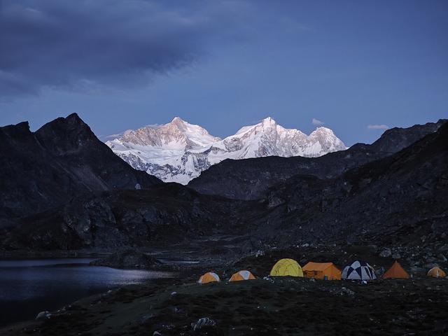 珠峰東坡嘎瑪溝 曉烏措露營(yíng)營(yíng)地(資料圖) 圖源 央視新聞