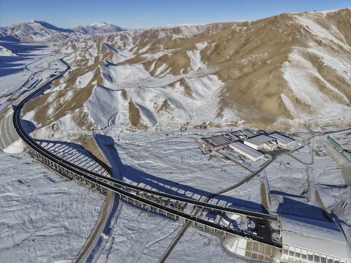 这是2025年12月26日拍摄的新疆乌尉高速公路天山胜利隧道出口端及附近路段(无人机照片)。新华社记者 胡虎虎 摄