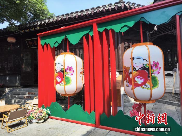 漫步杨柳青古镇,随处可见的“胖娃娃”。中新网 刘越 摄