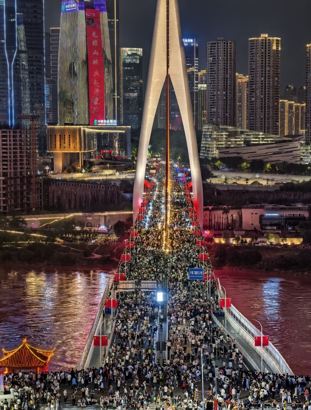 10月3日，游客在重庆千厮门大桥上观光游玩。新华社发 郭旭 摄