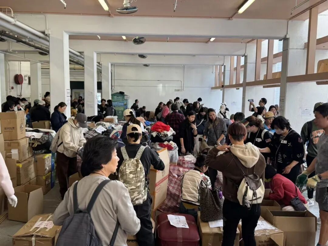 受灾居民在庇护点等待物资。(图源:香港內地青年义工交流协会)