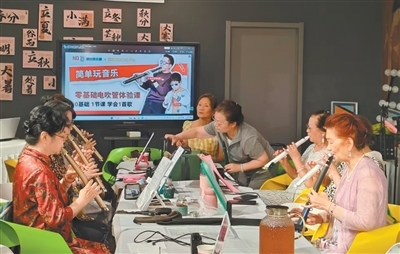 老年人在“银铃俱乐部”学习乐器。
