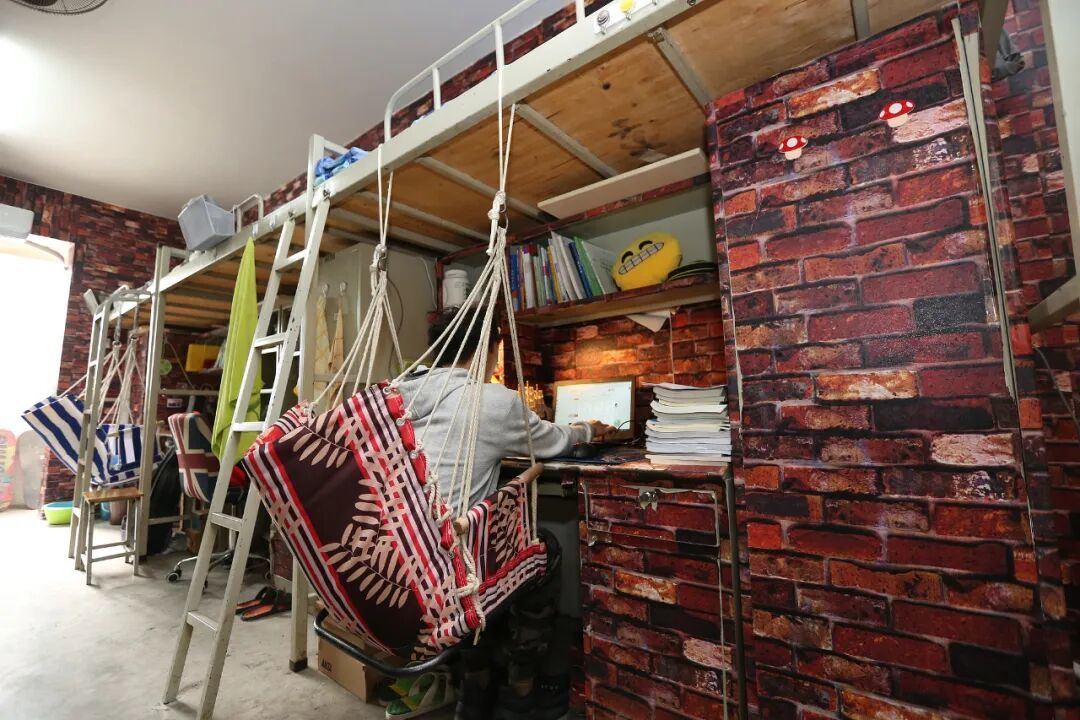 央视网评:宿舍直播泛滥,谁来守护我们的隐私边界?