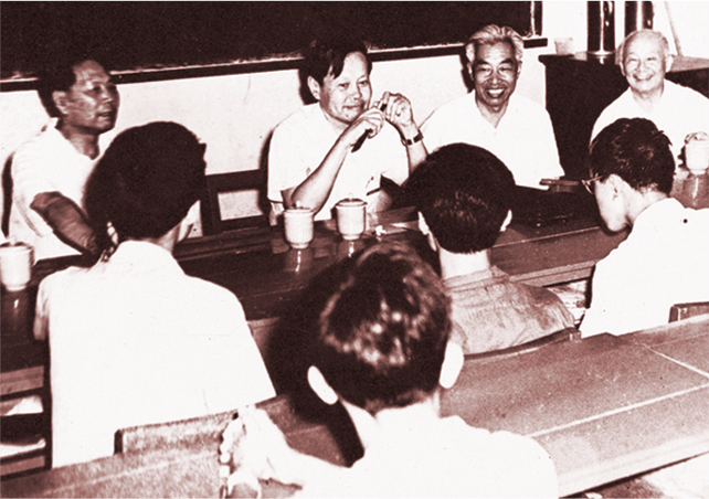 1981年,杨振宁与少年班学生座谈(来源:中国科大)