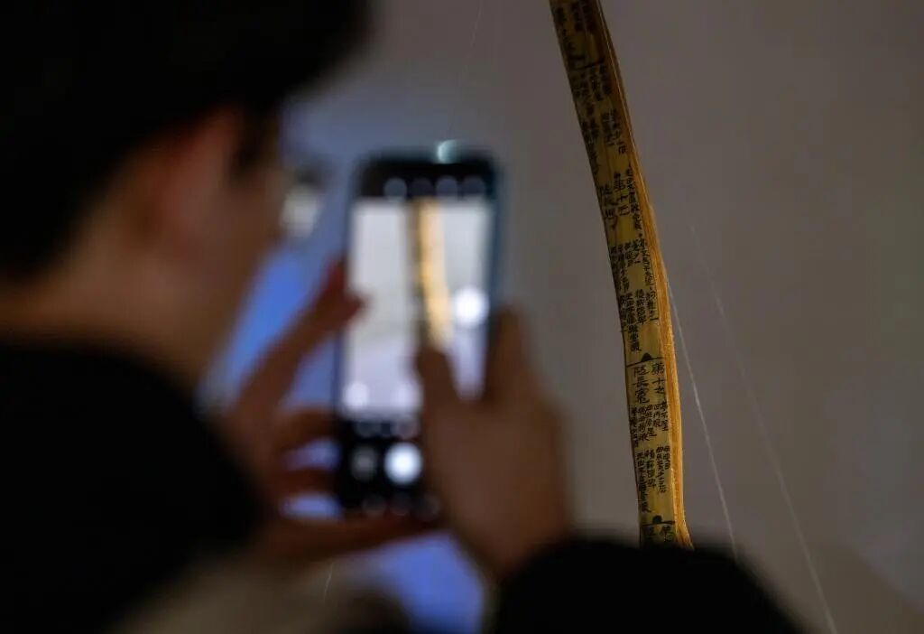 游客参观居延汉简展览 新华社记者 连振 摄