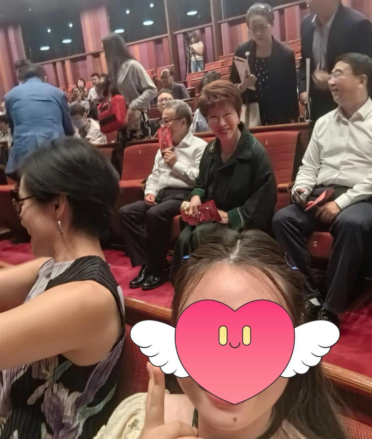 刘女士和洪秀柱合影(受访者供图)