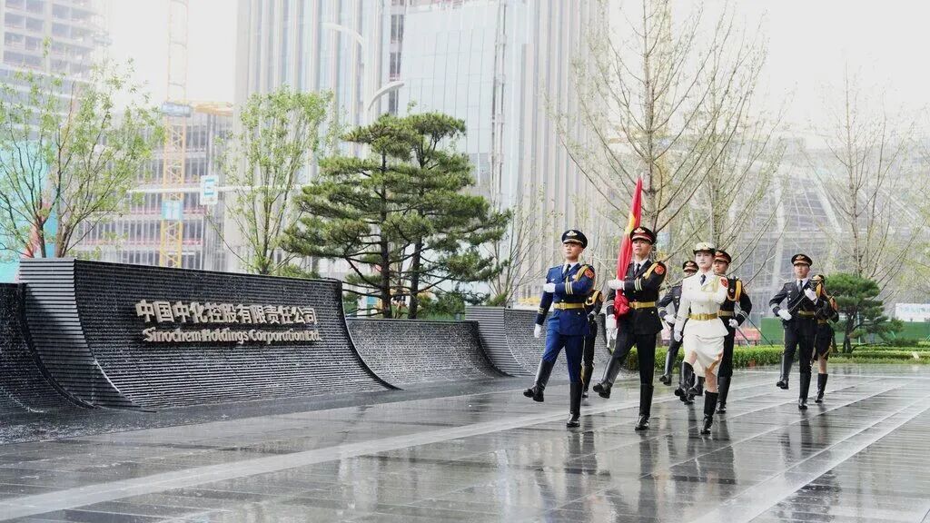 10月9日,中國中化控股有限責任公司舉行入駐雄安總部大樓升旗儀式