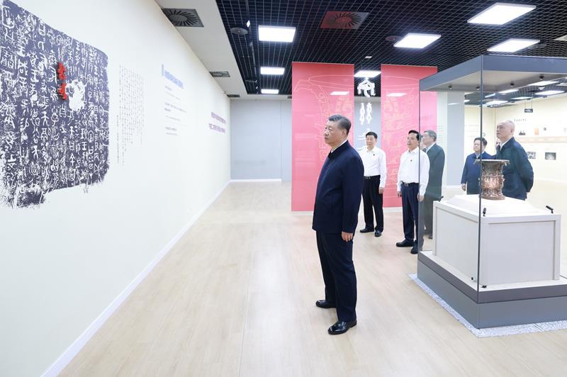 △2024年9月10日，习近平总书记来到陕西宝鸡市参观宝鸡青铜器博物院。