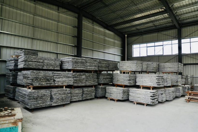 图为建筑垃圾制成的新型材料。次仁罗布 摄