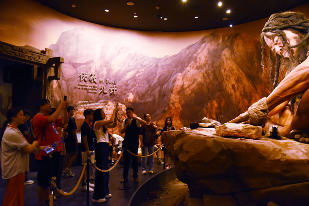 7月5日，参加夏令营的台湾青年们在横琴粤澳中医药科技创意体验馆参观。新华社记者 洪泽华 摄