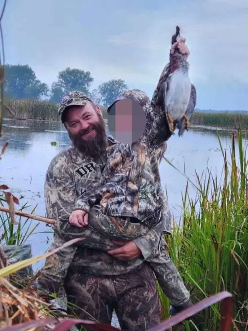 嫌疑人被确认为40岁的美国老兵桑福德。 桑福德脸书账号