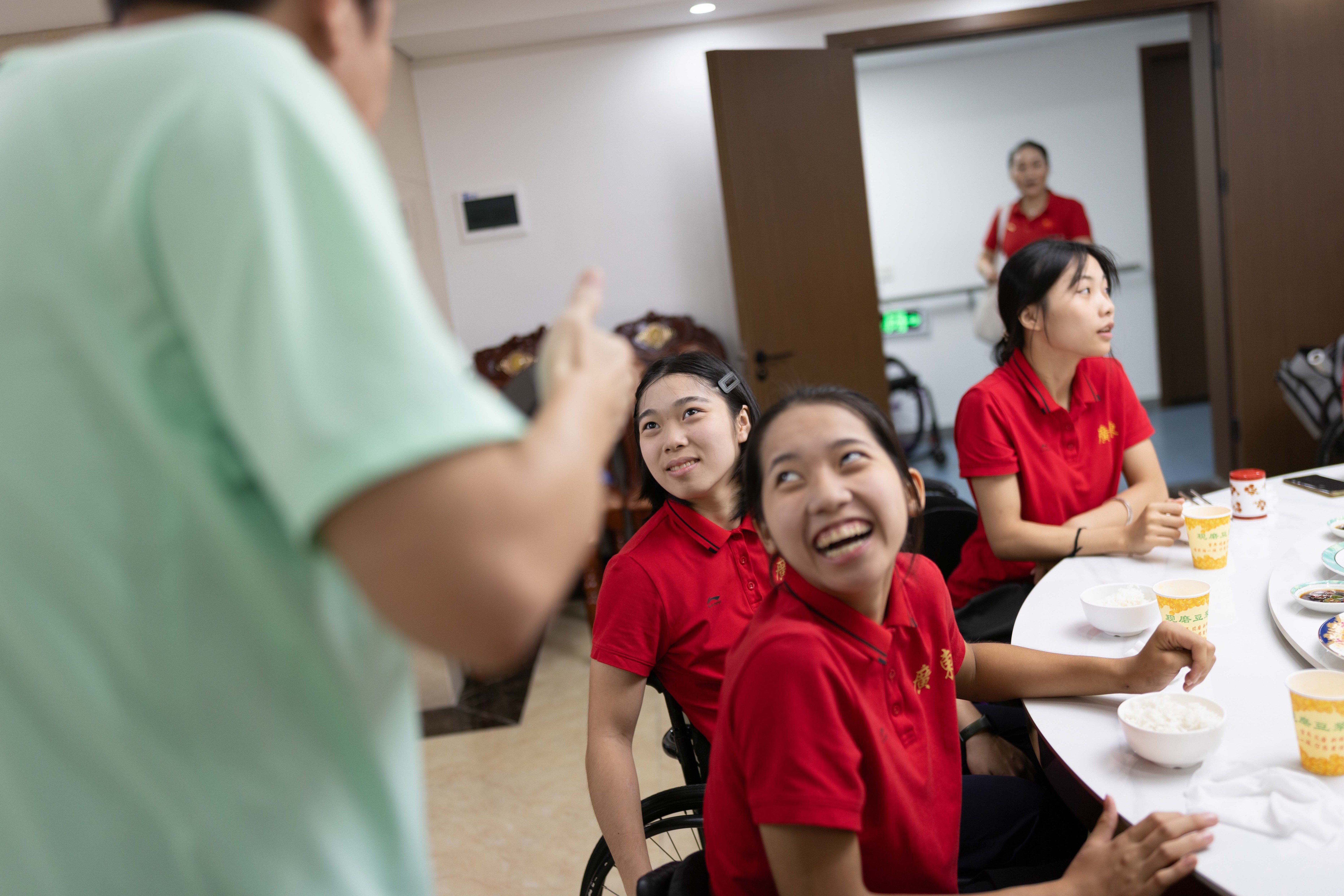中秋夜团队聚餐中，助教张健忠的幽默发言让紧绷备战的队员们露出罕见的笑容，气氛顿时松弛了下来。